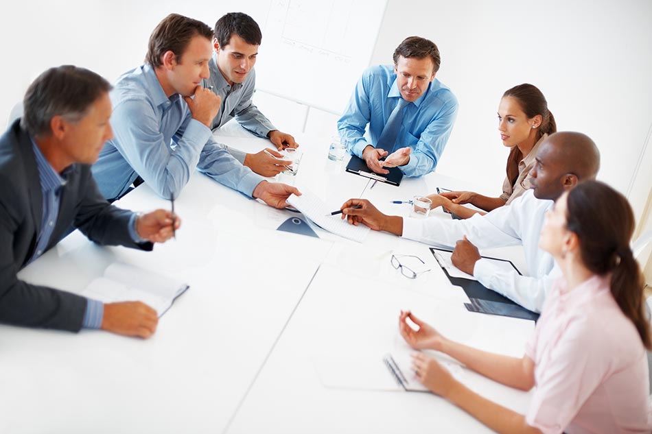 Equipe multidisciplinar em reunião de assessoria contábil, jurídica e administrativa na Triad Empresarial